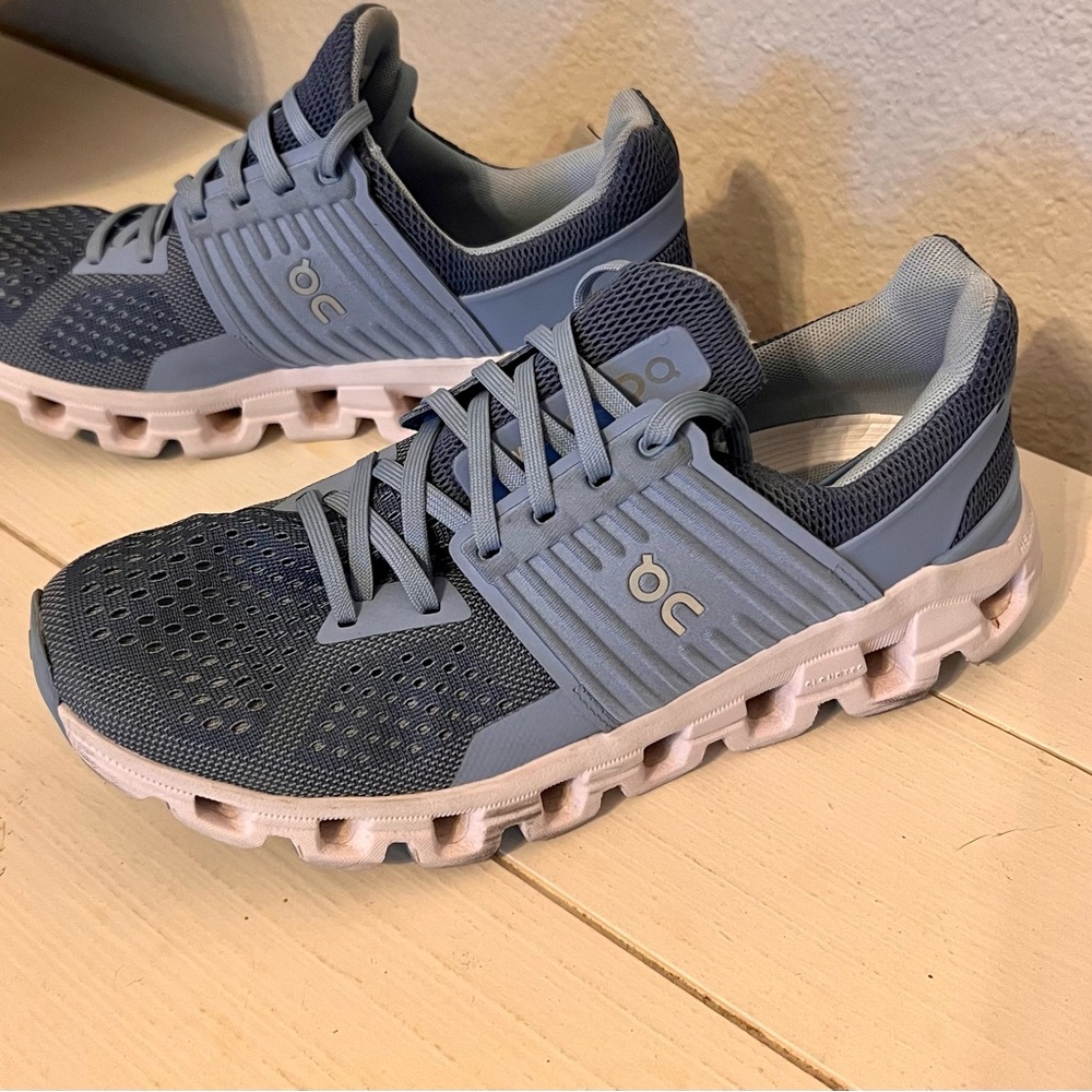 Women’s ON size 7 shoes in great condition. Only worn a handful of times.